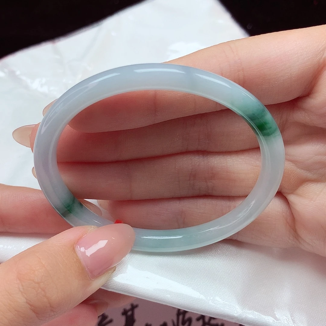 翡翠手镯未镶嵌54圈