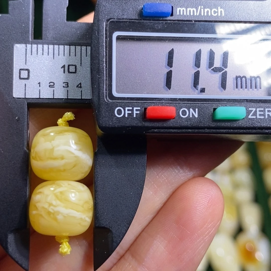 蜜蜡未镶嵌裸石微瑕