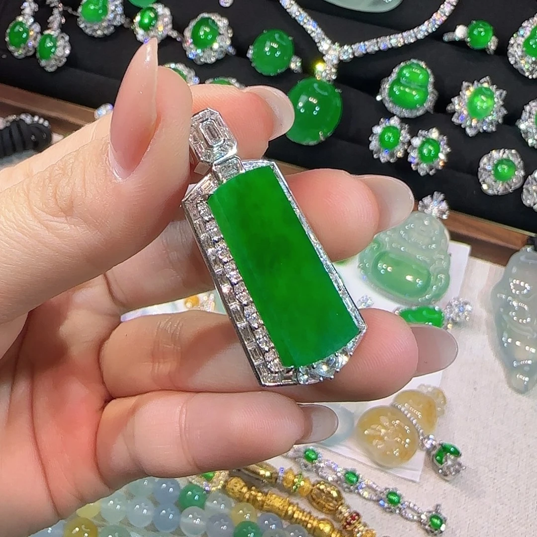 翡翠18K金镶嵌戒指