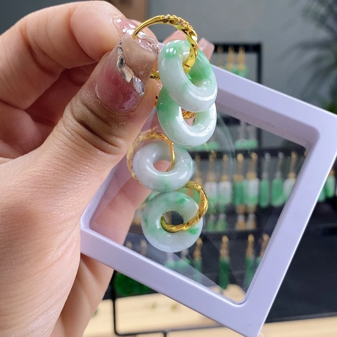 翡翠耳饰未镶嵌多样发其一