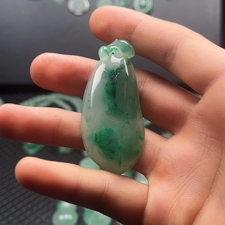 石英质玉（非洲翠）未镶嵌颈饰
