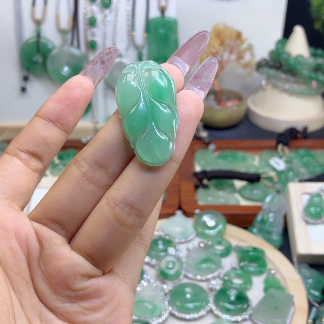 石英质玉（非洲翠）未镶嵌颈饰叶子