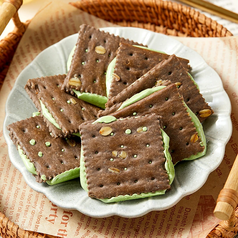可可开心果酱牛轧饼干夹心薄脆饼干独立包装网红零食休闲酥脆点心