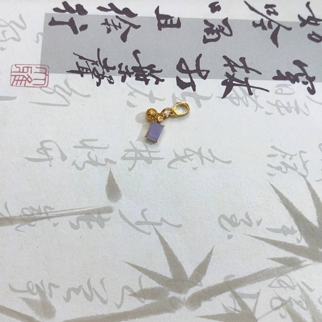 A***n颈饰18K金镶嵌翡翠翡翠
