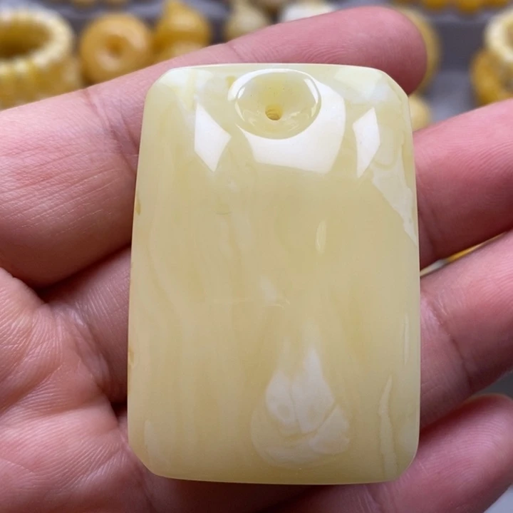 琥珀未镶嵌颈饰吊坠