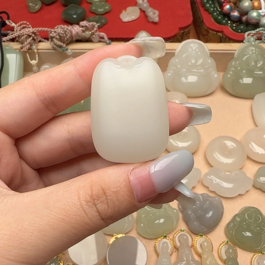 和田玉未镶嵌颈饰谢*辰