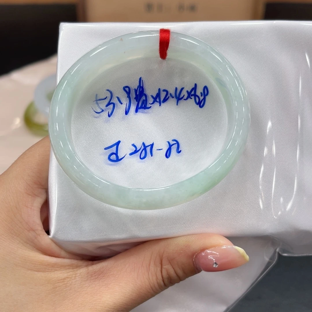 翡翠手镯未镶嵌翡翠