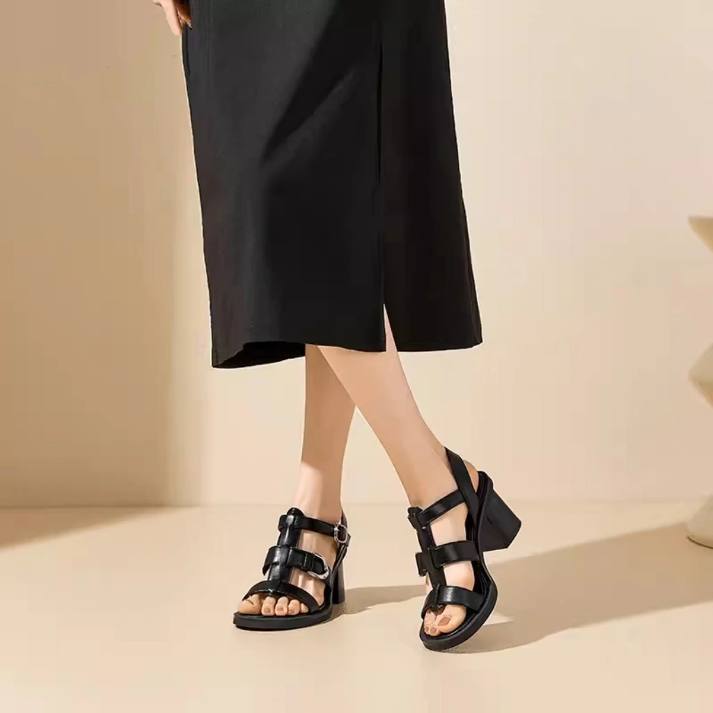 罗马凉鞋女鞋夏季新款优雅粗跟高跟圆头一字金属扣鞋1685