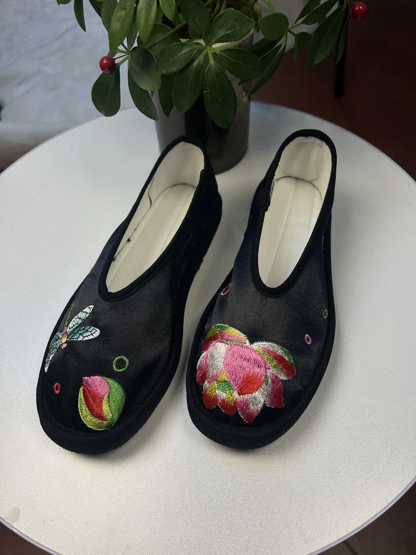 【蜻蜓-V口单款】2025年v口刺绣手工千层底布鞋时尚老北京布鞋