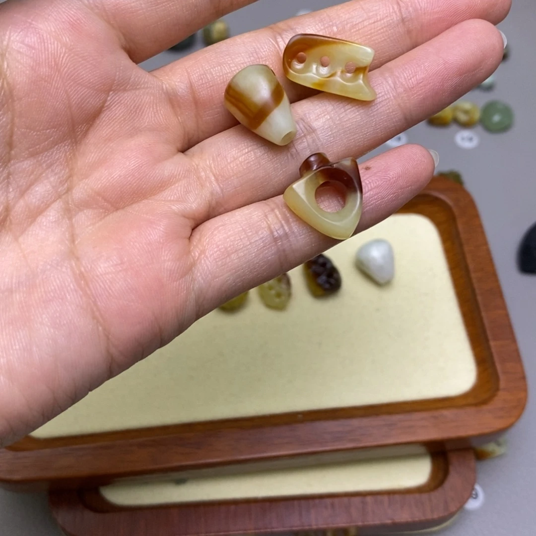 芬***织蛇纹石玉未镶嵌配饰