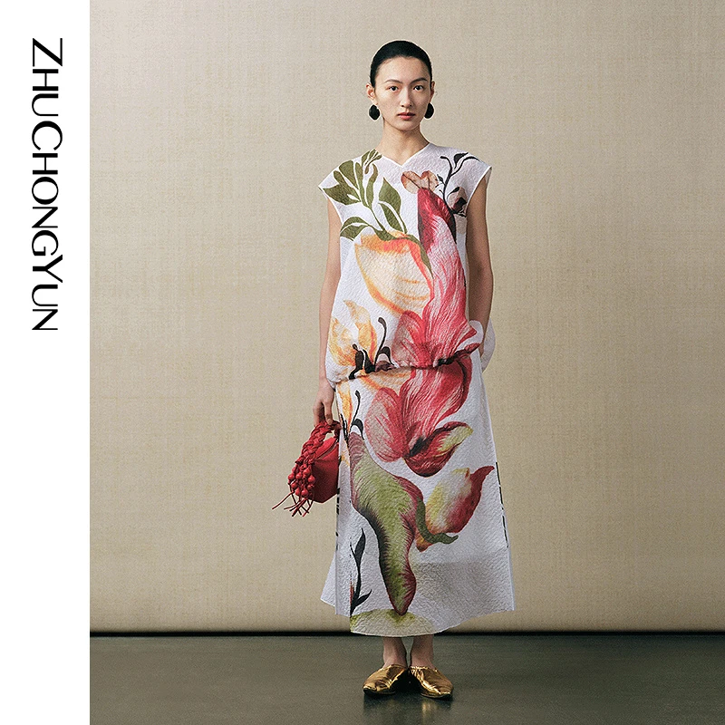 【轻语秋实】ZHUCHONGYUN2025秋新款中式花稿小V领无袖印花上衣