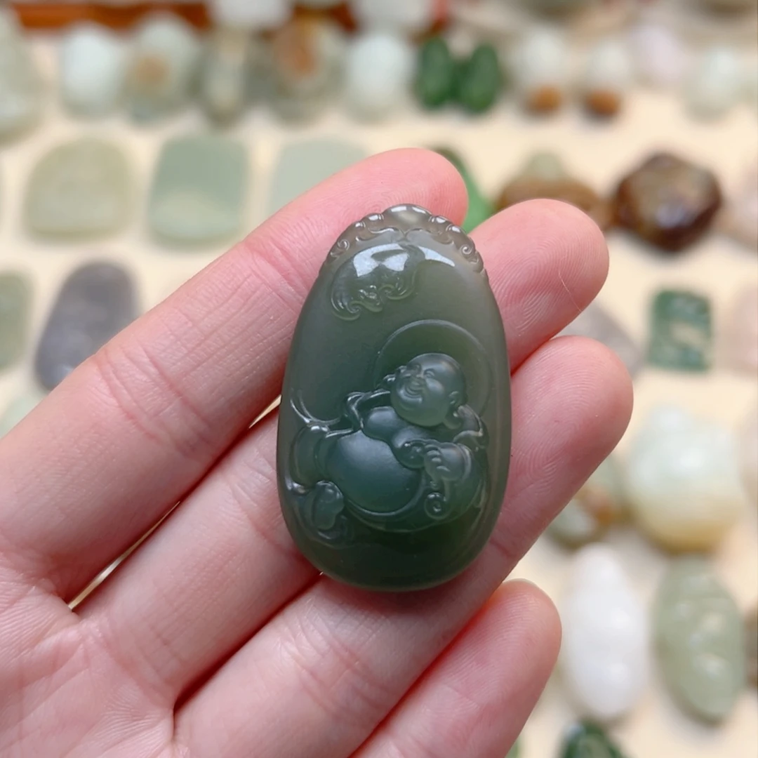 和田玉颈饰未镶嵌?