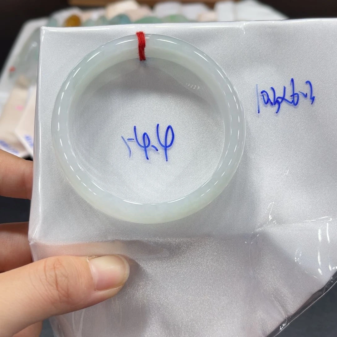 翡翠手镯未镶嵌翡翠