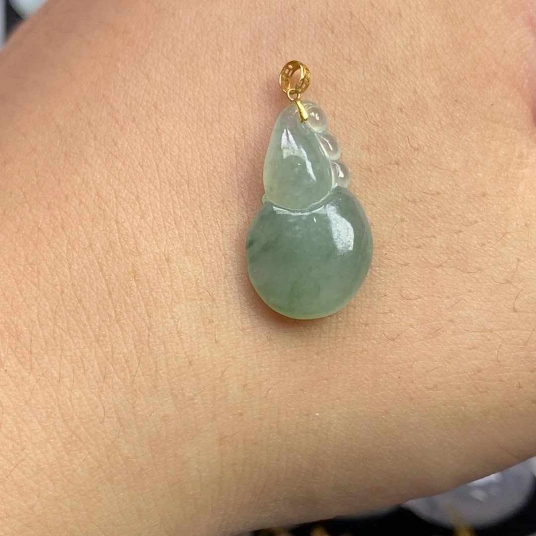 翡翠18K金镶嵌颈饰葫芦
