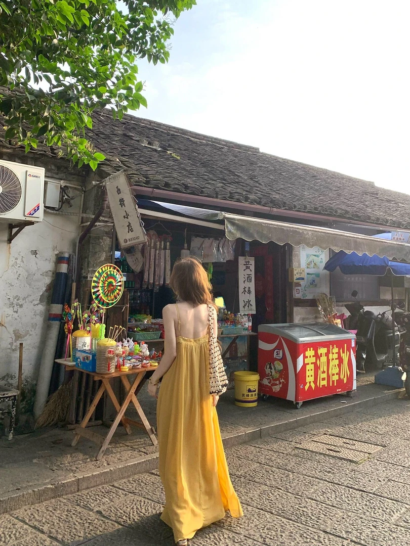 2025夏季新款高级感宽松V领度假风宽松洋气蕾丝花边吊带连衣裙