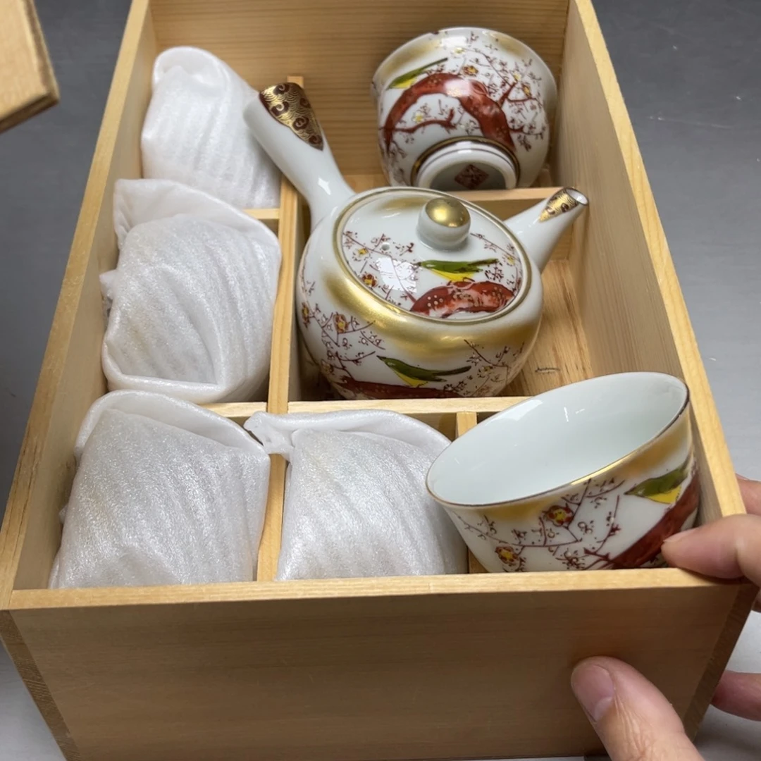 瓷片密密麻麻地排列着一个大