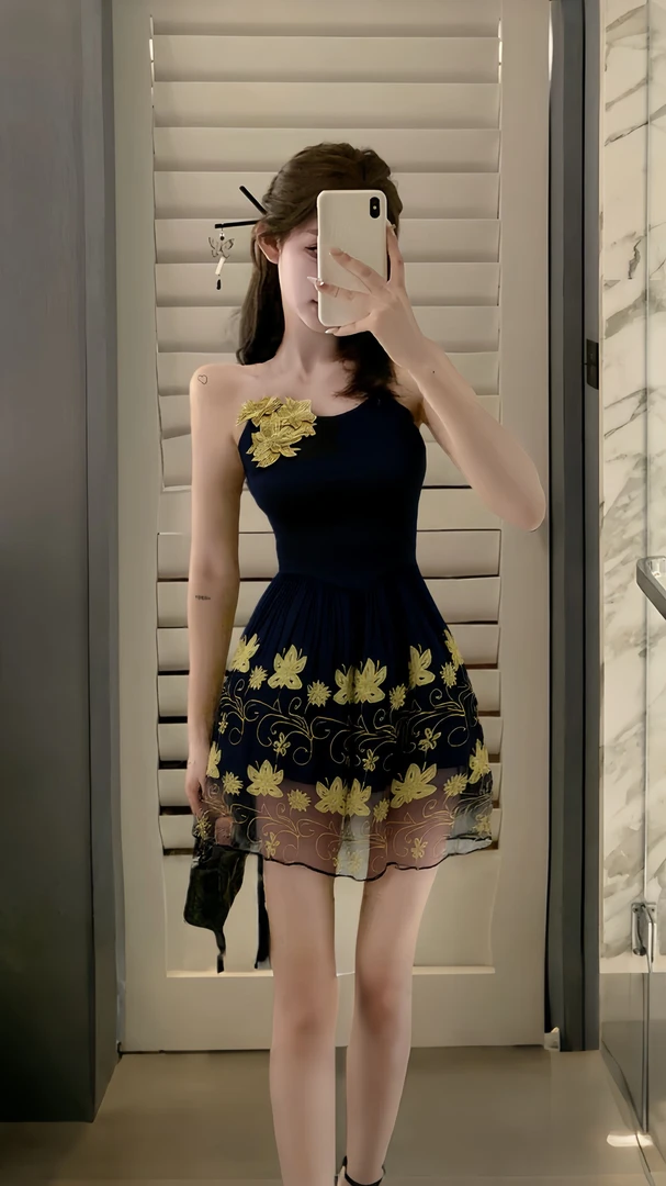 夏季新款2025圆领收腰蕾丝连衣裙女小众设计时尚气质显瘦高级穿搭