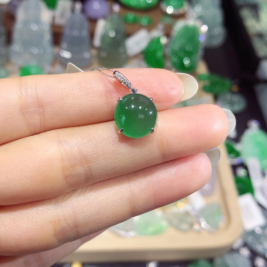 翡翠18K金镶嵌颈饰蛋面