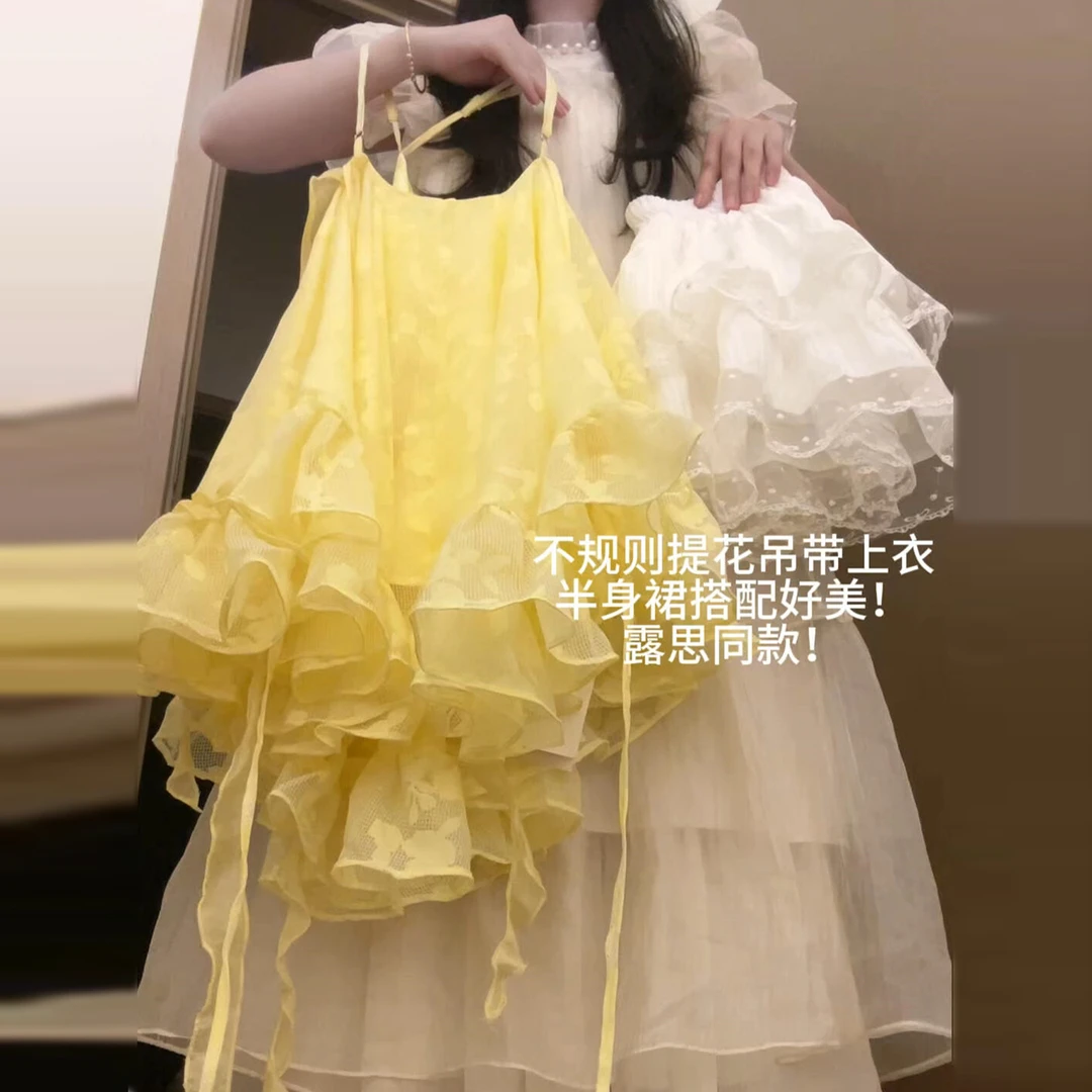 小个子法式黄色斜肩吊带连衣裙子女夏季2025新款海边度假蓬蓬短裙