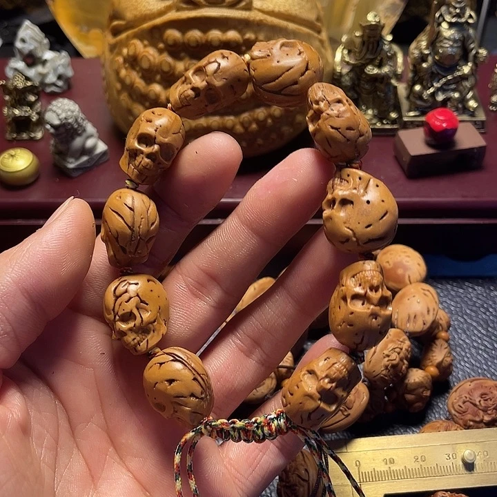 大桃核雕刻骷髅头