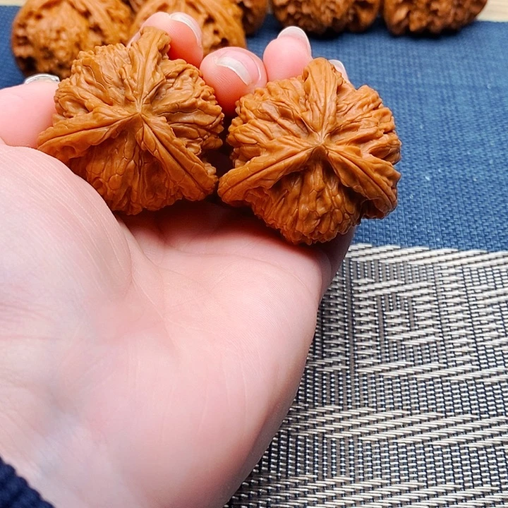 虞***垣文玩核桃吊坠三棱