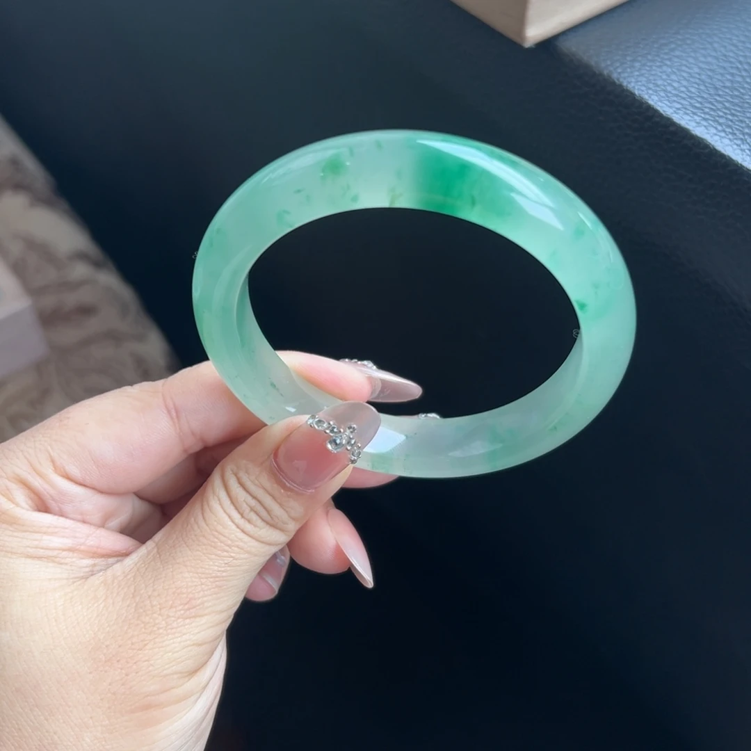 莫***利石英质玉未镶嵌手镯60.4