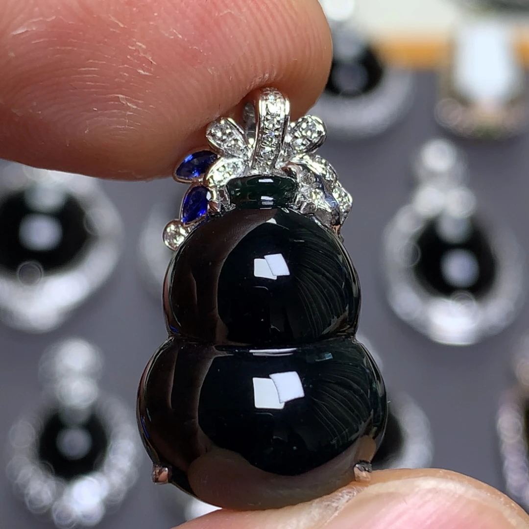 翡翠18K金镶嵌颈饰墨翠葫芦