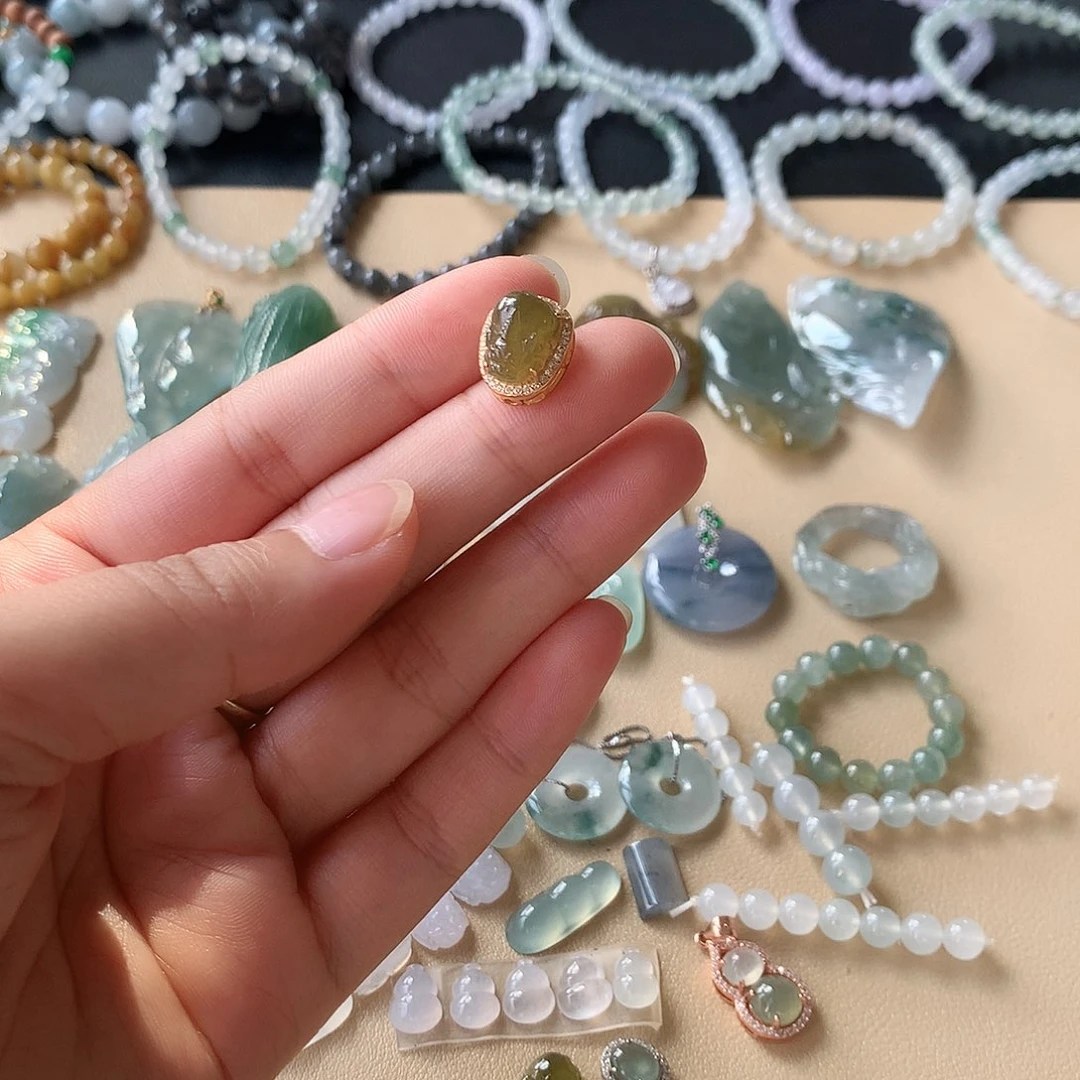 翡翠未镶嵌颈饰貔貅