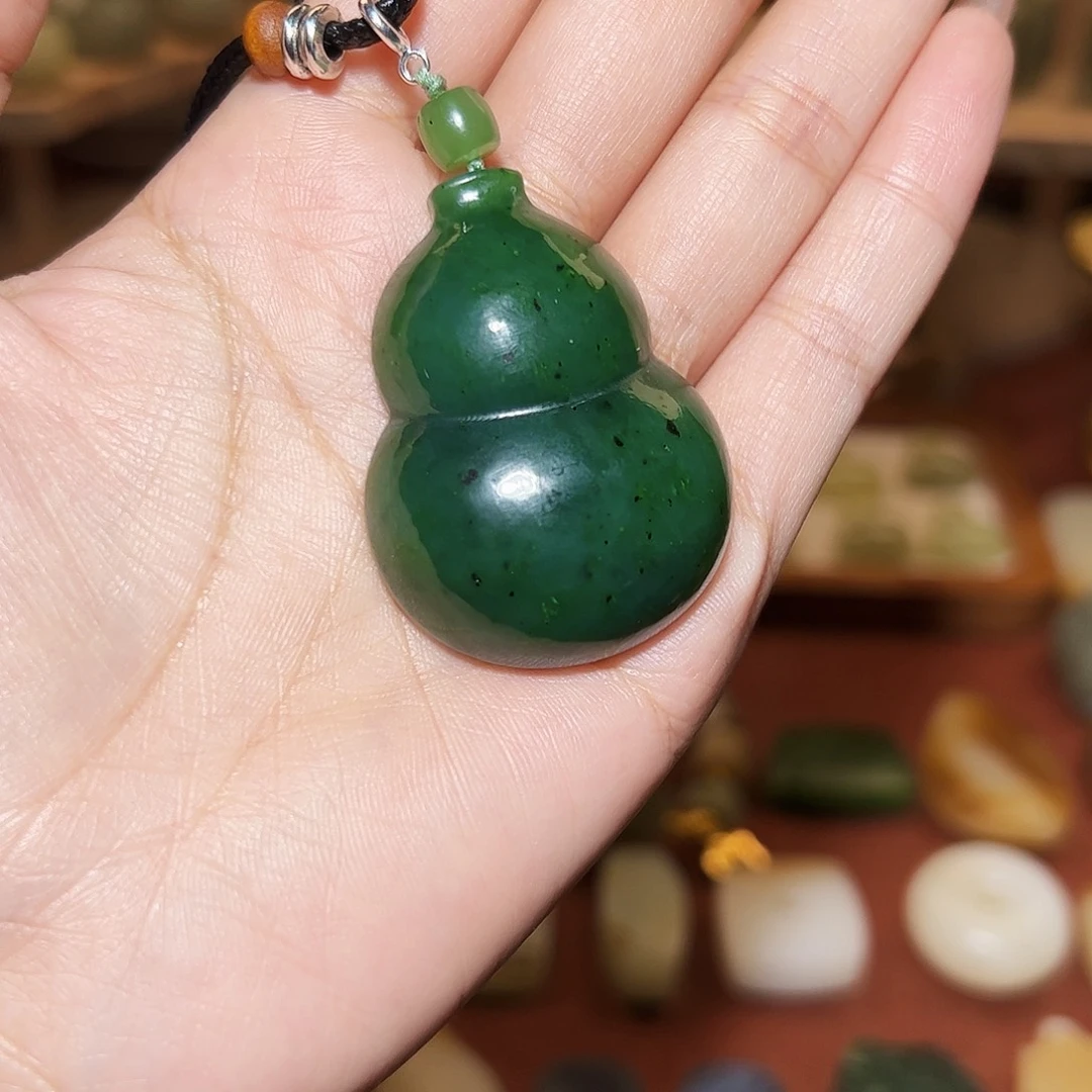 曾***爱和田玉未镶嵌颈饰