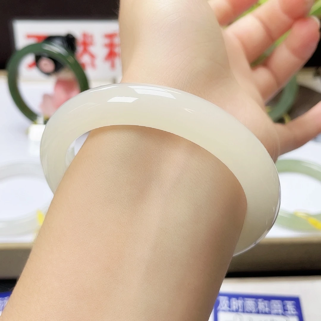 和田玉未镶嵌手镯