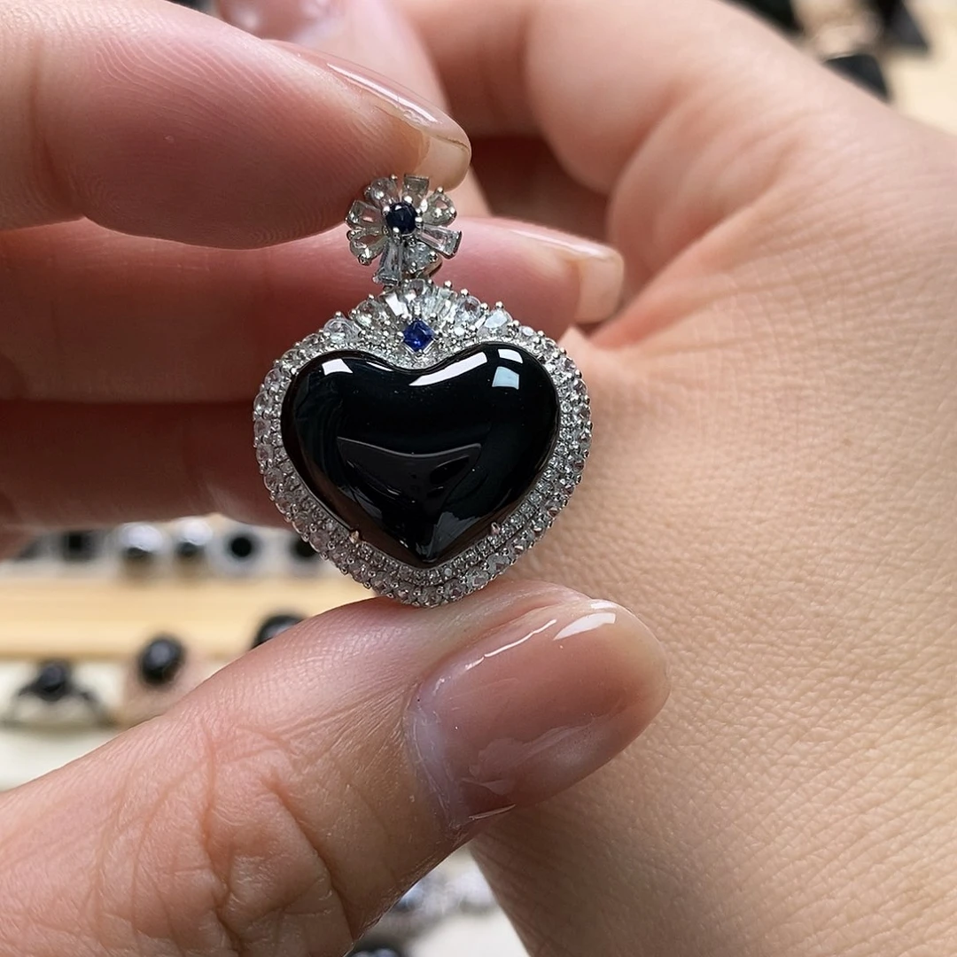 翡翠颈饰18K金镶嵌墨翠