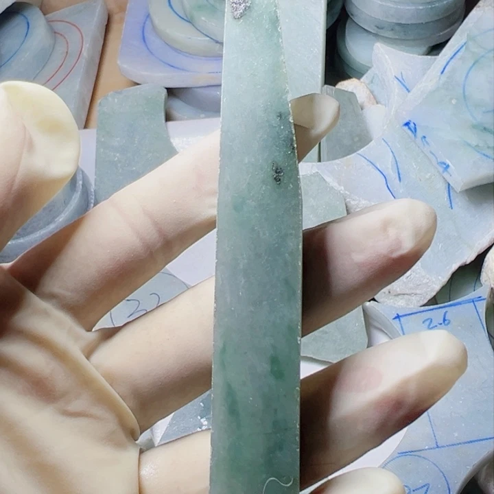 翡翠颈饰未镶嵌翡翠片料