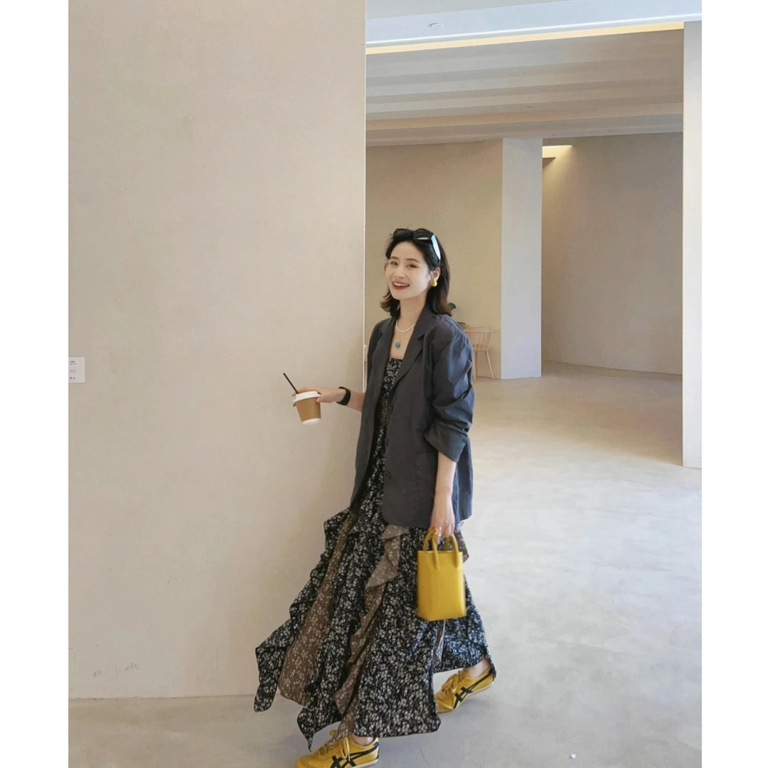 B213春季韩系穿搭一整套灰色西装外套女搭配碎花吊带连衣裙两件套