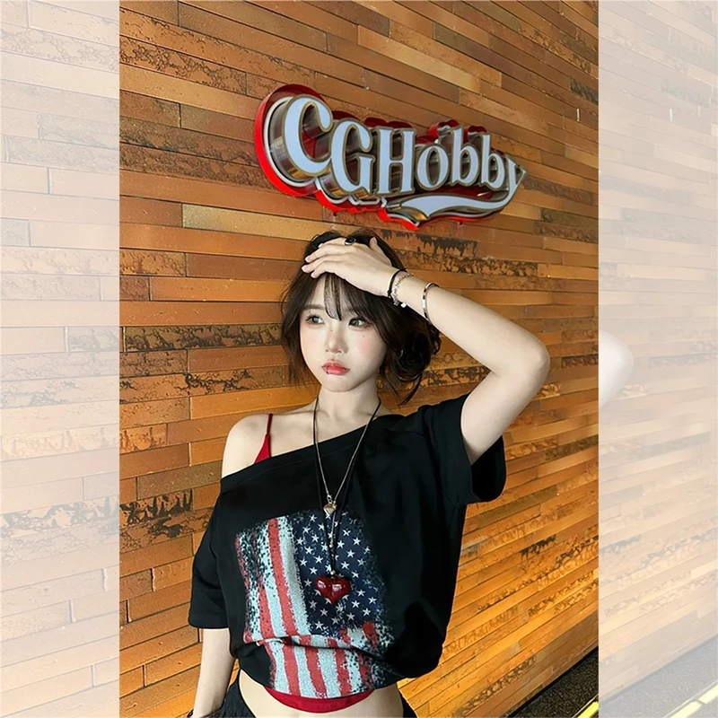 黑色露肩美式辣妹旗帜印花斜肩短袖T恤女夏季宽松慵懒风休闲上衣