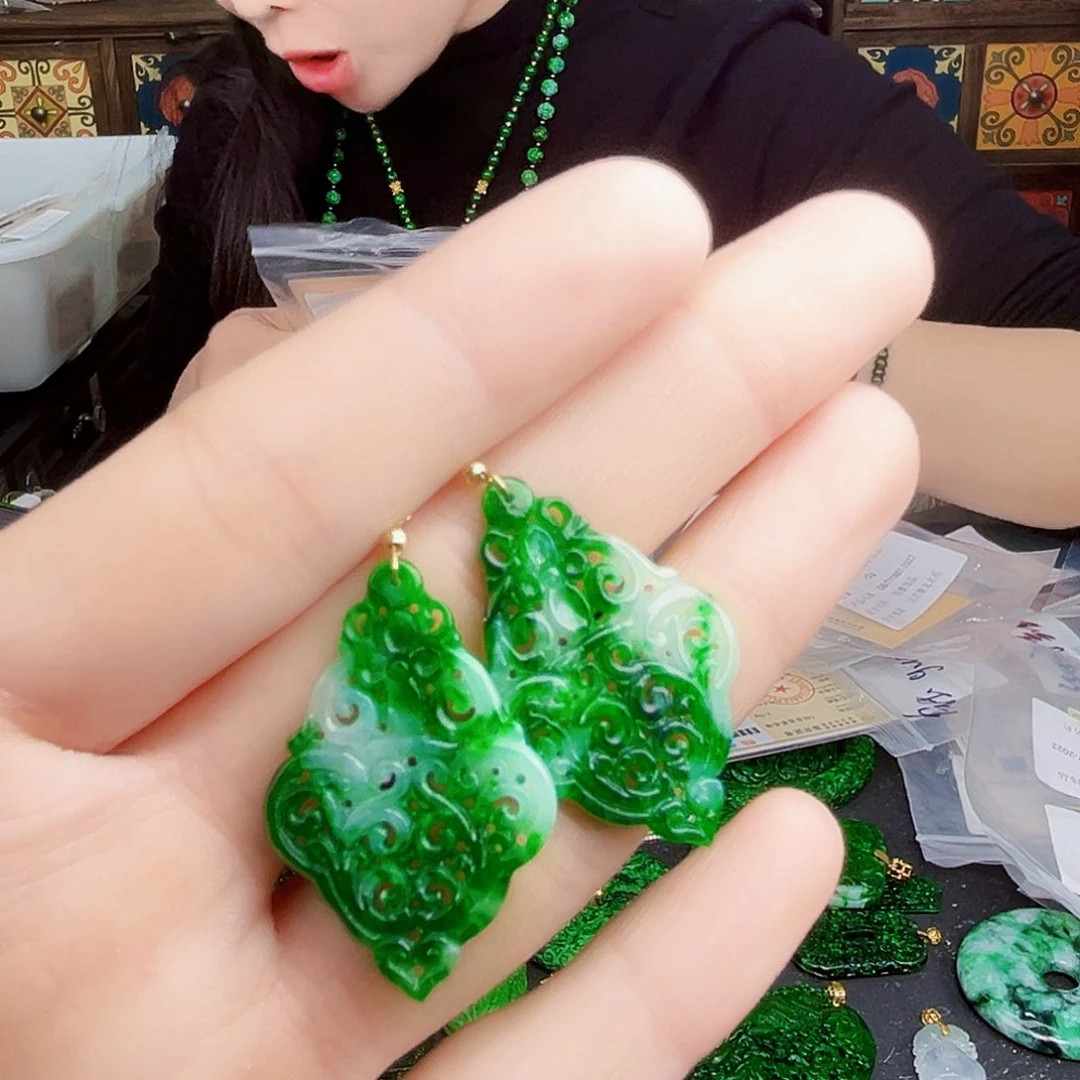 颈饰18K金镶嵌翡翠多样性