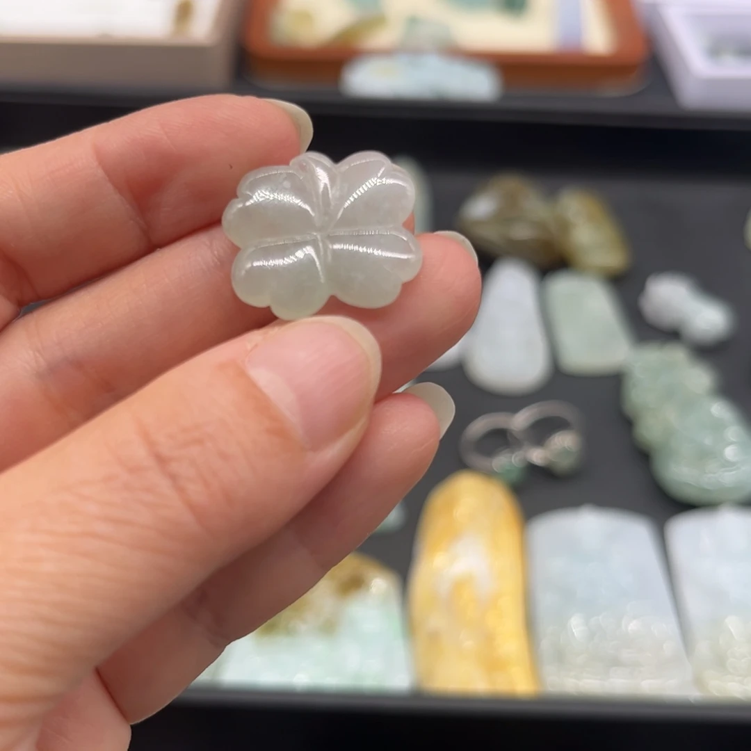 翡翠未镶嵌颈饰四叶草