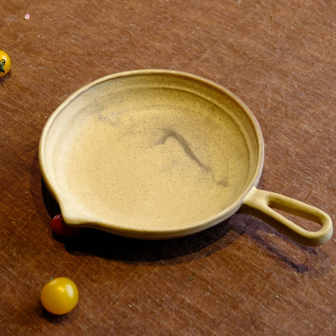 小喜宅 喜小暖侧把餐盘(奶茶色）（不可上明火！！）口径19cm