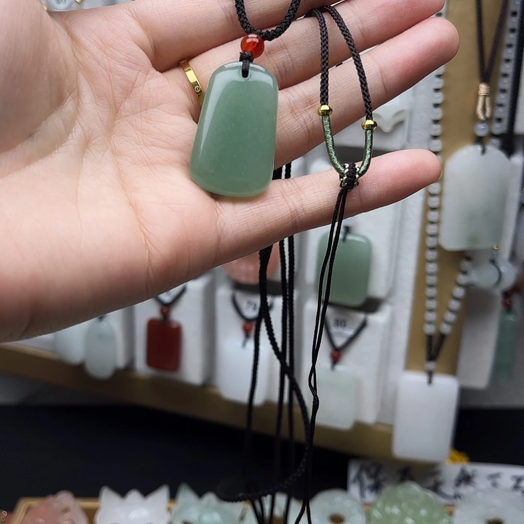 石英质玉未镶嵌颈饰