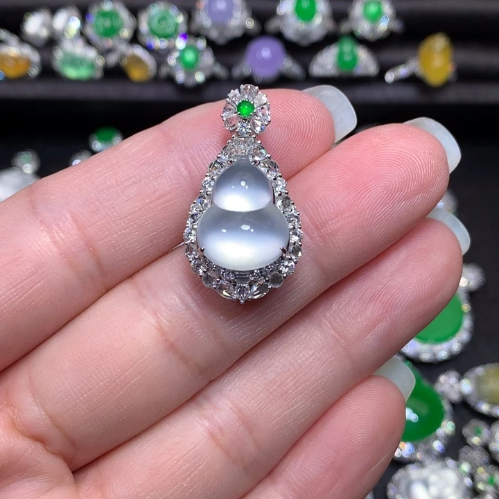 翡翠18K金镶嵌颈饰茅台白葫芦