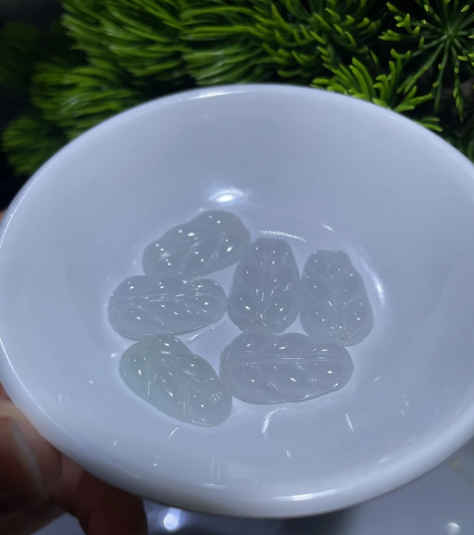 天然A货翡翠叶子吊坠-多样性发货发其一