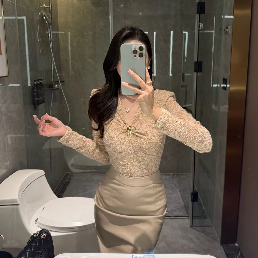【迷人香气】蕾丝V领金属扣修身女上衣秋冬加绒小众显瘦内搭打底衫