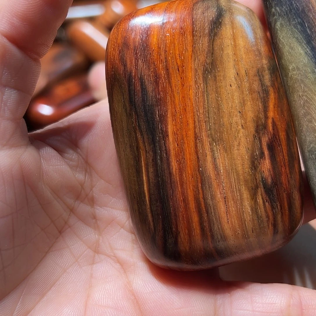 交趾黄檀（大红酸枝）金*两