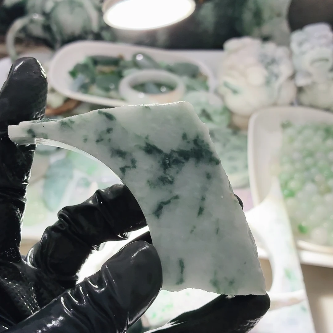 翡翠未镶嵌颈饰边角料