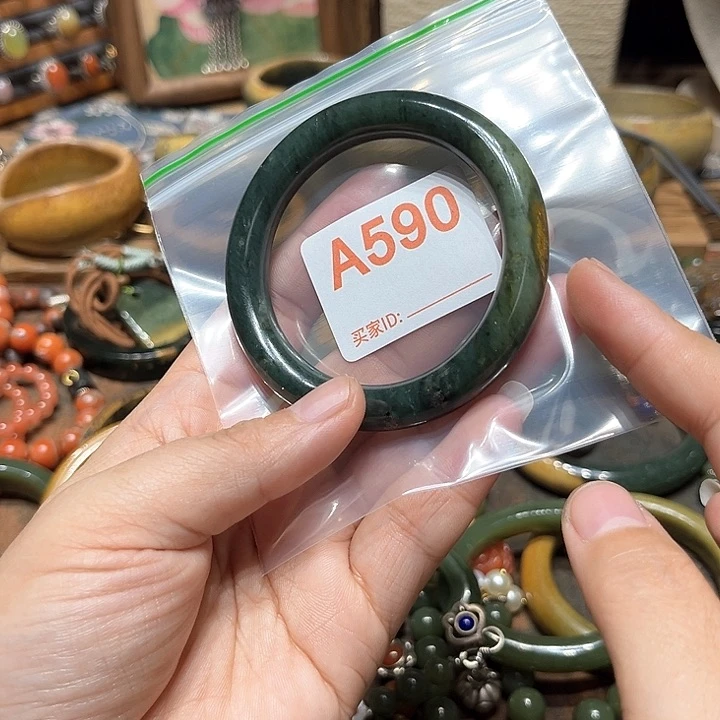 岫岩河磨玉（透闪石质玉）手镯未镶嵌开***麻
