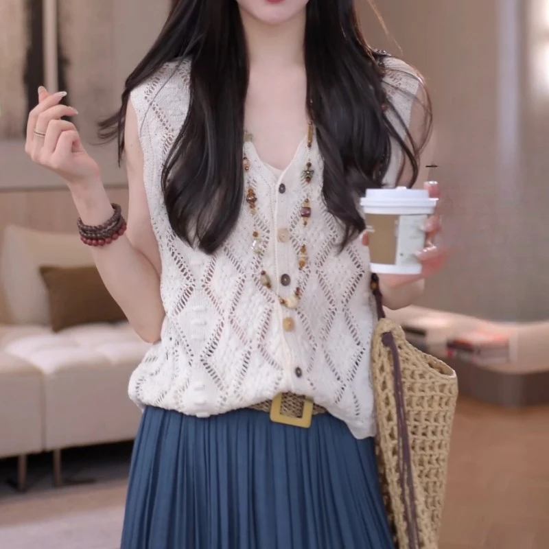 V领镂空针织马甲女爆款2025夏季新款时尚设计感短款显瘦无袖开衫