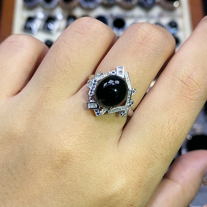 18K金镶嵌戒指翡翠蛋面