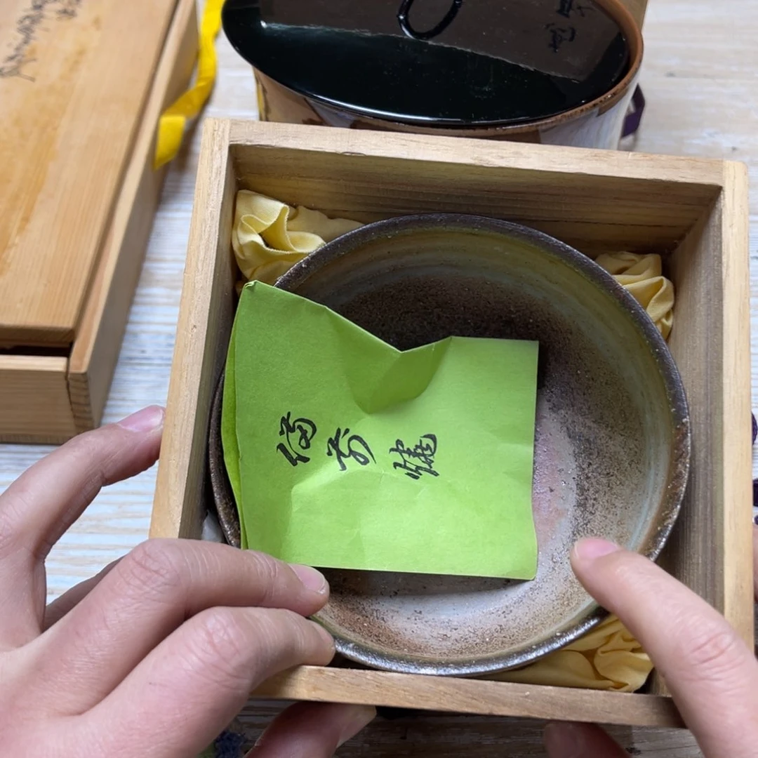 瓷片毎*?密密麻麻地排列着一个