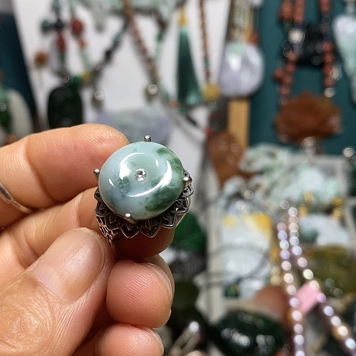 翡翠未镶嵌吊坠(赠链)