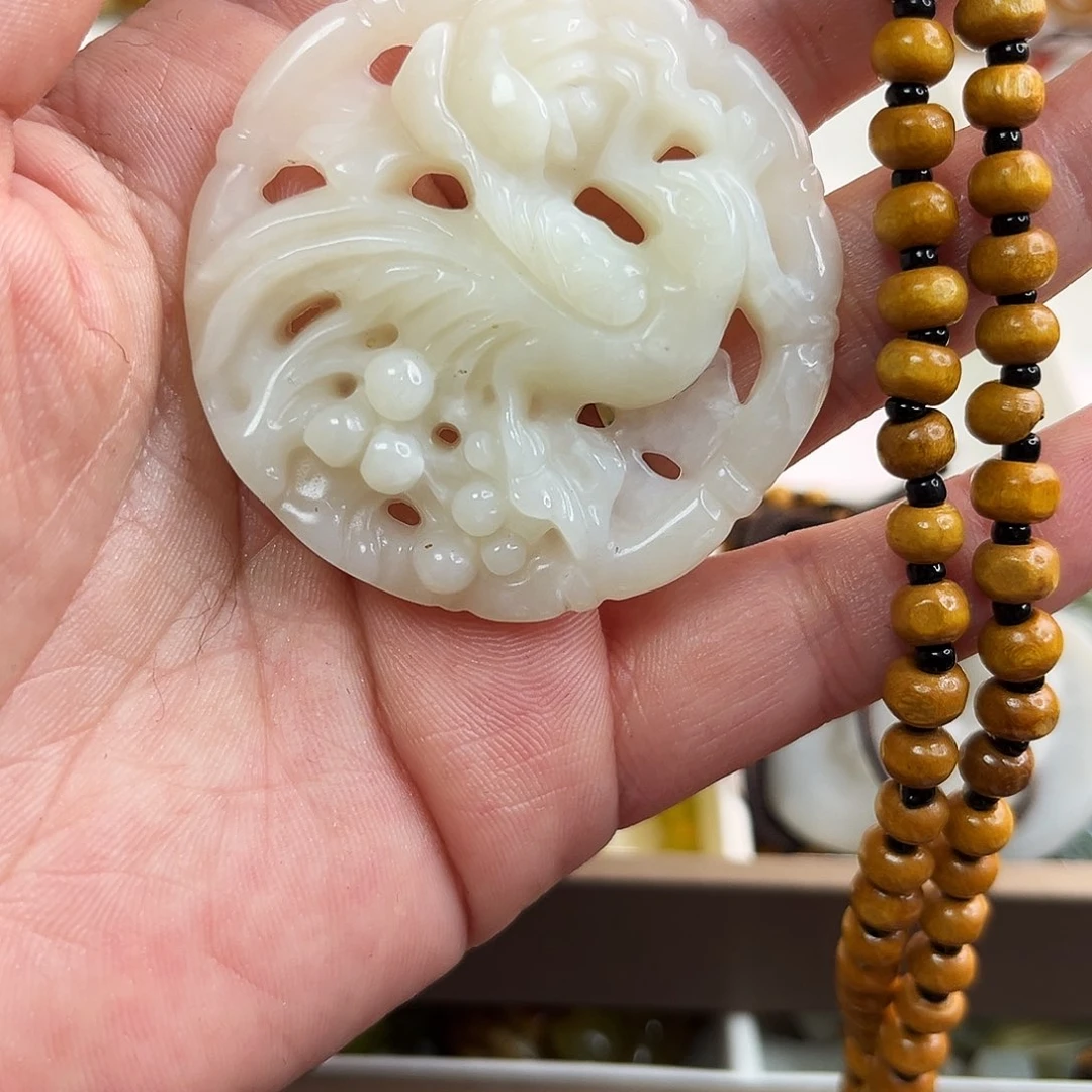 蛇纹石玉颈饰未镶嵌