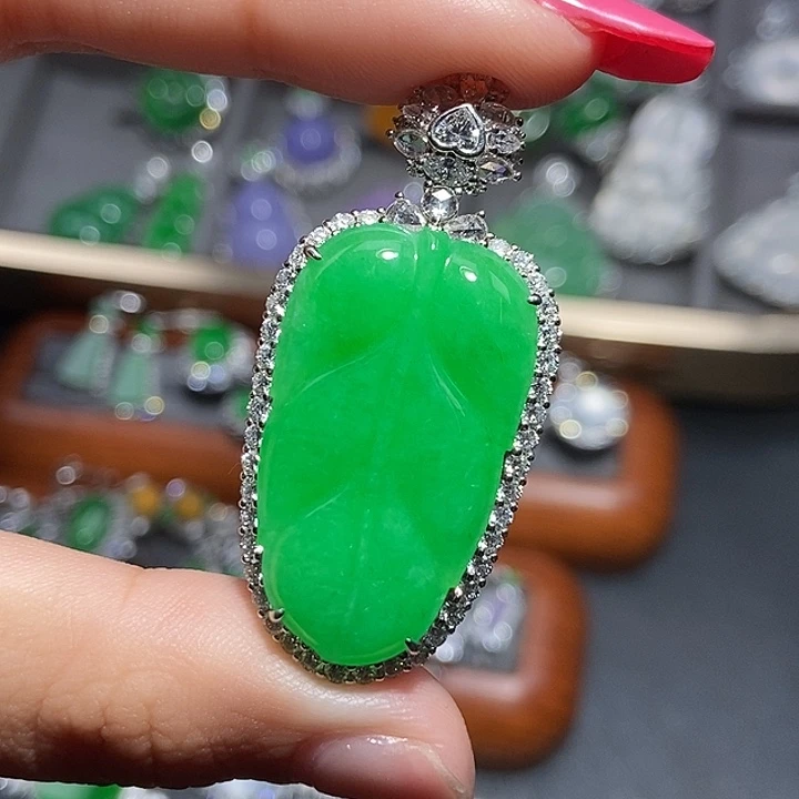 颈饰18K金镶嵌翡翠不含项链